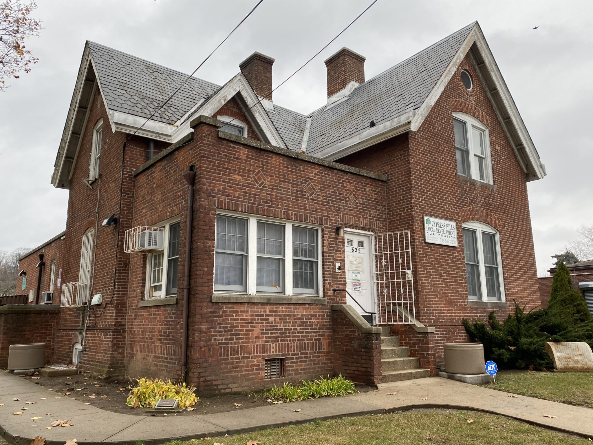 HDC Assesses National Cemetery Lodges